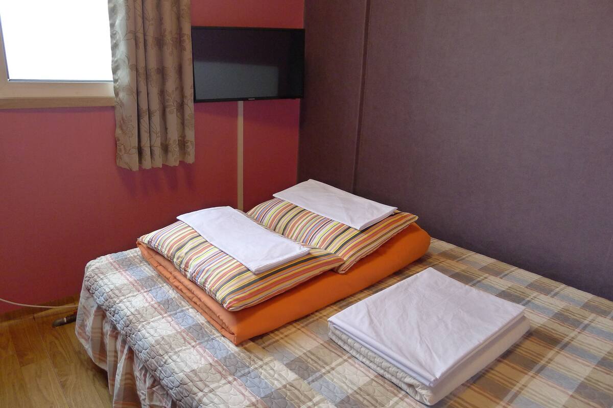 Chambre Double | Rideaux occultants, Wi-Fi gratuit, draps fournis