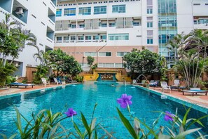 室外泳池;躺椅