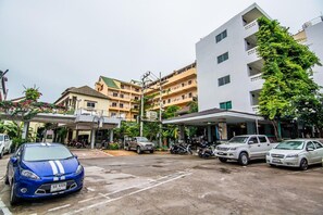 Free self-parking - Sutus Court 5 (Pattaya)