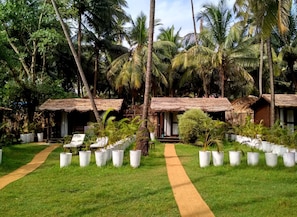 Deluxe-Bungalow, 1 King-Bett, Gartenblick, zum Garten hin | Zimmersafe, individuell dekoriert, individuell eingerichtet