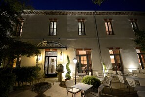 Majoituspaikan julkisivu illalla/yöllä