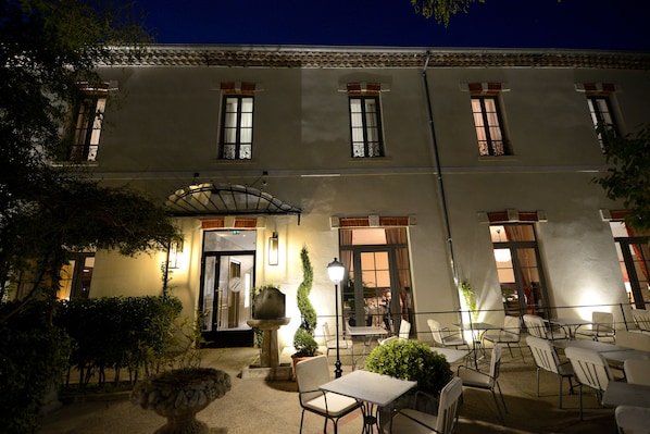 ด้านหน้าที่พัก - ตอนเย็น/กลางคืน