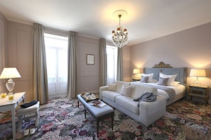 Suite | Luxe beddengoed, een minibar, een kluis op de kamer