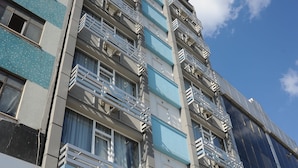 A multi-story building with balconies and a sign that reads "DENIZ PALACE HOTEL". - Deniz Palace Hotel (Istanbul)