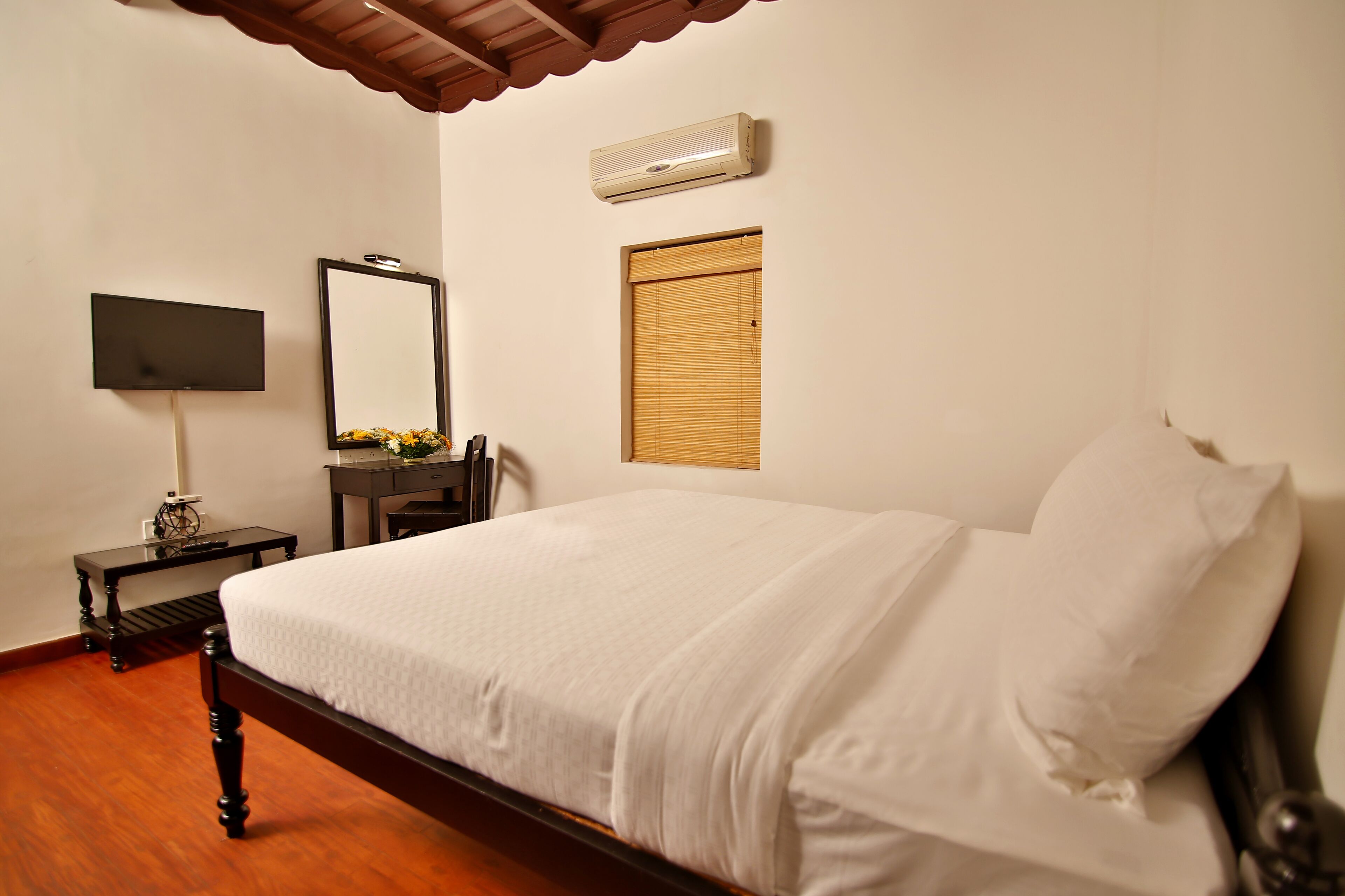 deluxe room, non smoking | egyptian cotton sheets, premium bedding, down duvets, memory-foam beds