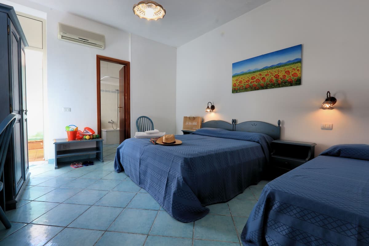 1 habitación, escritorio y ropa de cama
