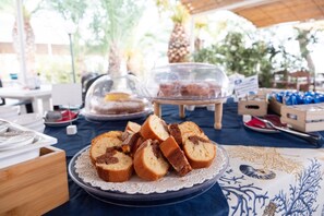 Daily continental breakfast (EUR 7 per person)