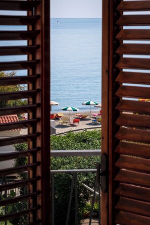 Skrivebord og sengetøy