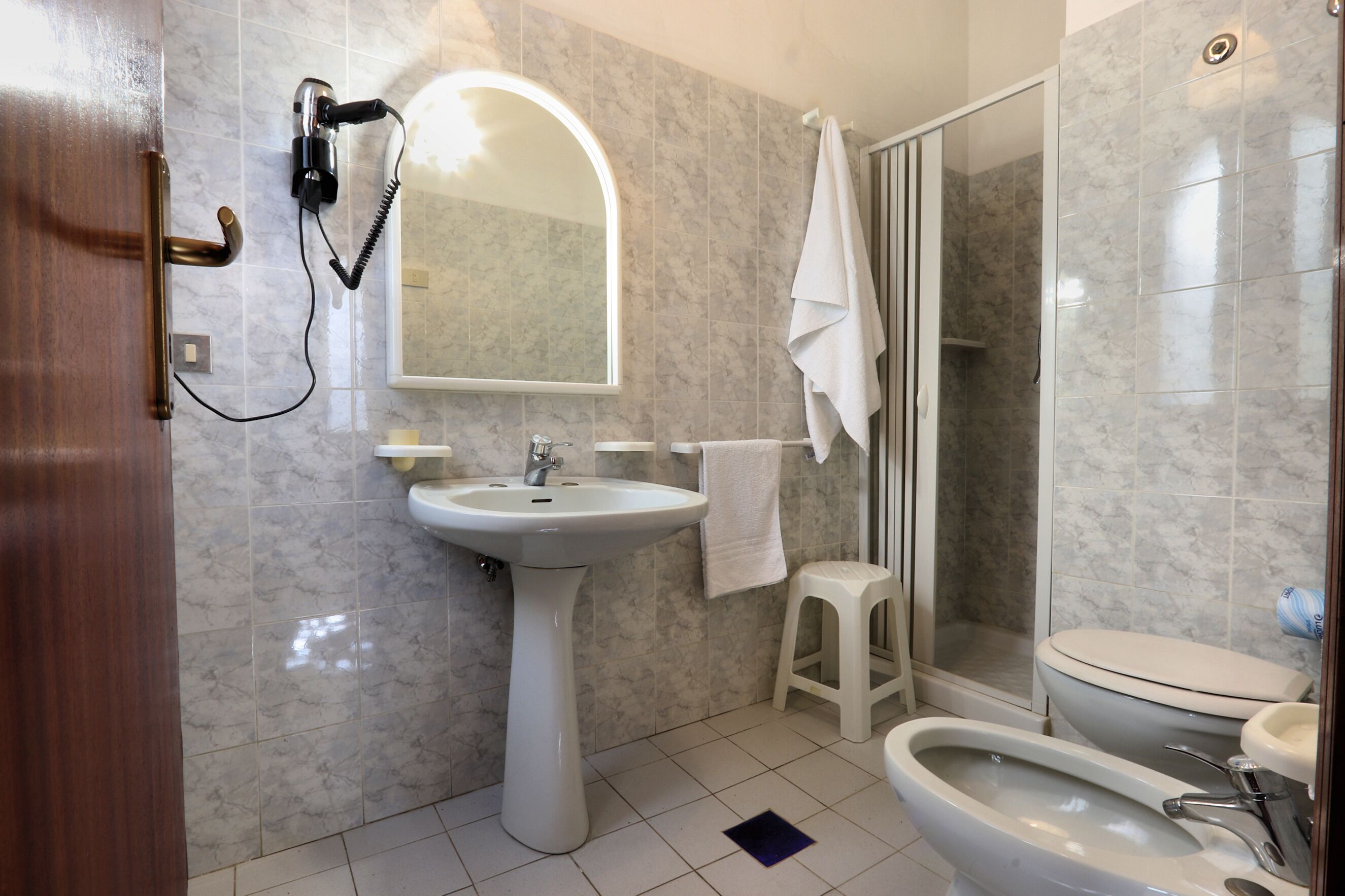 standard double or twin room, garden view, ground floor | bathroom | combined shower/bathtub, free toiletries, bidet, towels
