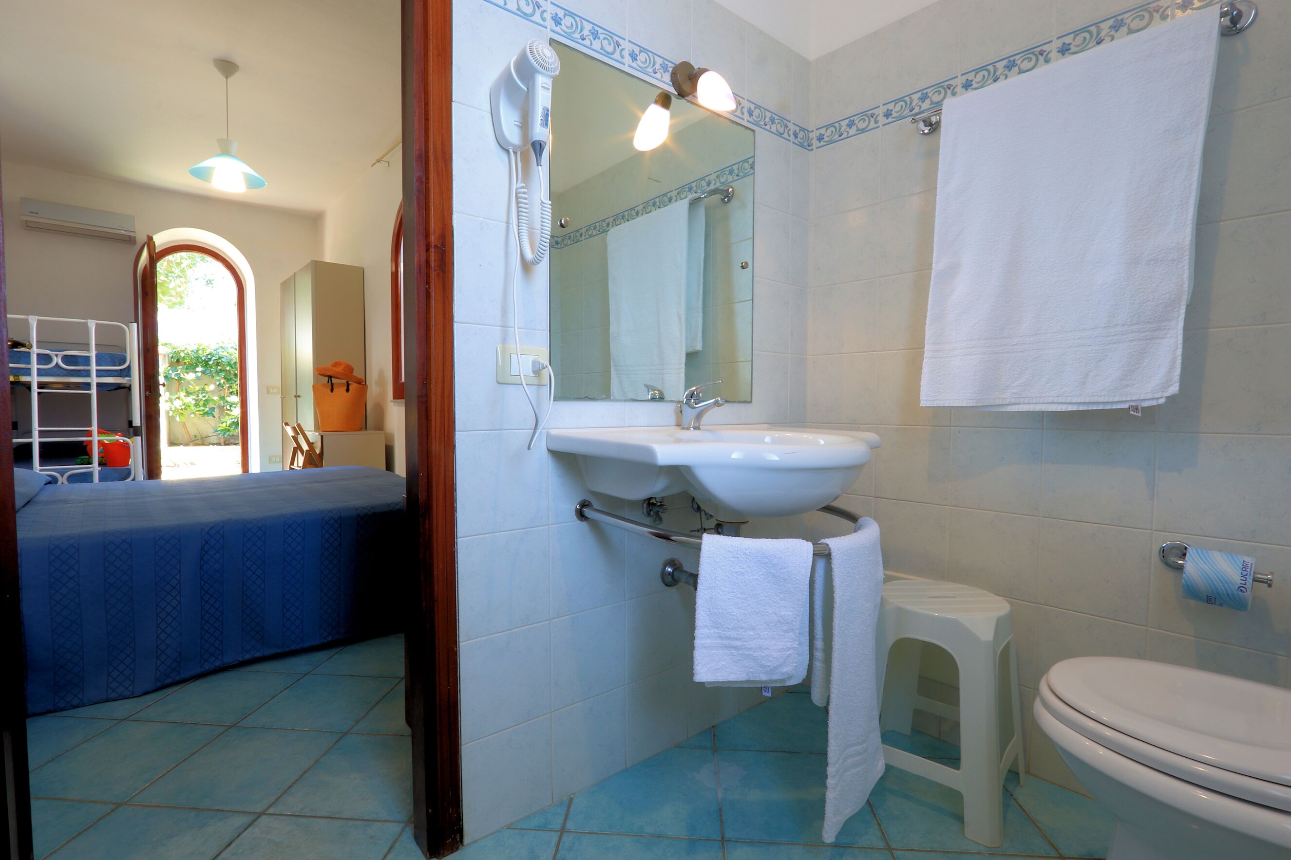 standard quadruple room, garden view, ground floor | bathroom | combined shower/bathtub, free toiletries, bidet, towels