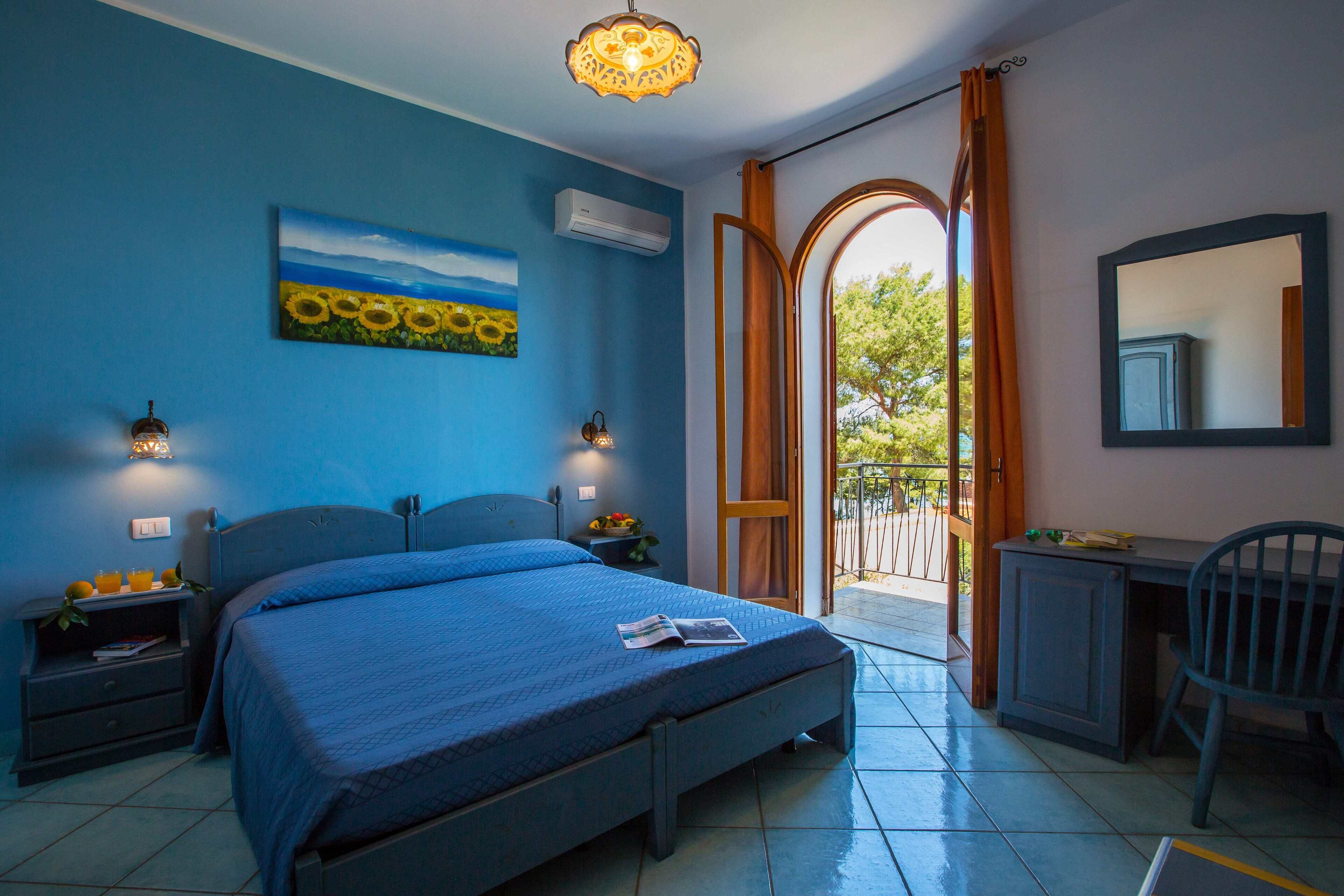 مكتب وملاءات أسرّة