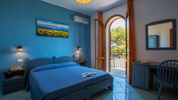 مكتب وملاءات أسرّة