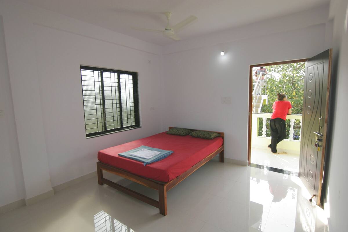 Budget Single Room | Soundproofing, free cots/infant beds, rollaway beds, free WiFi