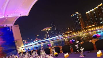 供應午餐和晚餐