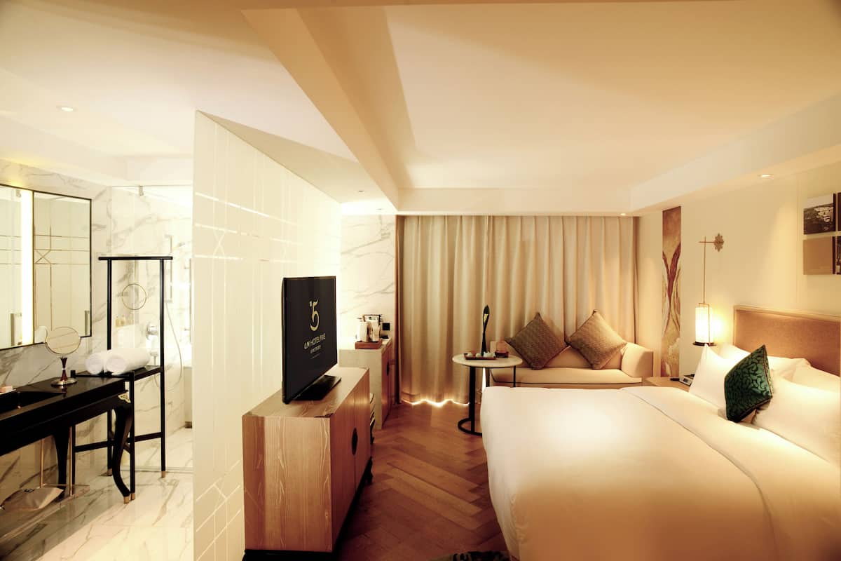 Premium bedding, down comforters, free minibar items, in-room safe