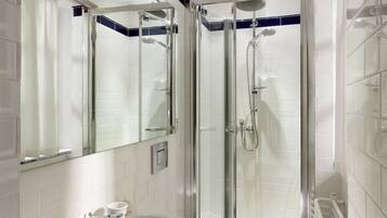 Apartment | Bathroom | Combined shower/tub, free toiletries, towels