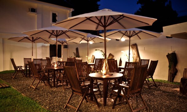 Outdoor dining - Cleon Villas Pension (Puerto Princesa)