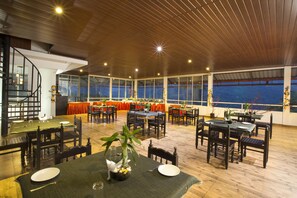 Family dining - Dream Catcher Plantation Resort (Udumbanchola)