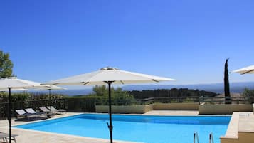Una piscina al aire libre de temporada
