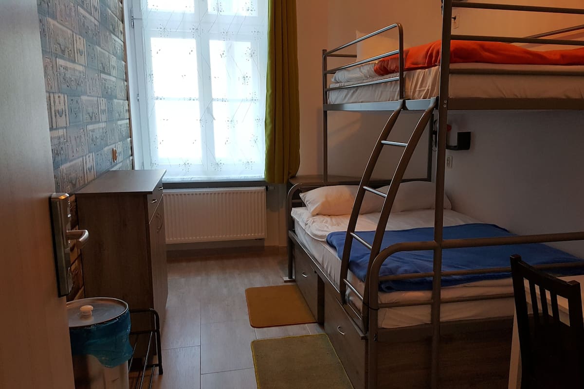 Habitación triple básica, baño compartido | Ropa de cama de alta calidad y caja de seguridad en la habitación
