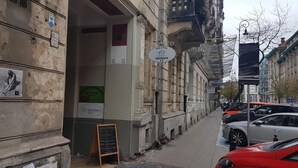 A hostel with a sign indicating it is located at 'Hostel Łowicka 11'. - Hostel Lwowska 11 (Warsaw)