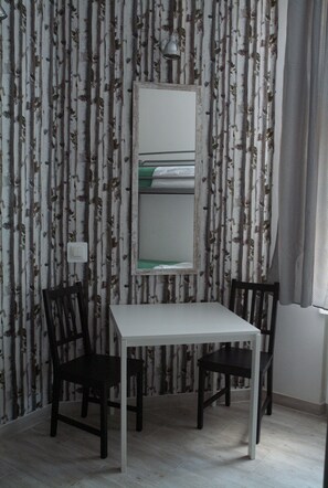 Yhteismajoitus, vain naisille, jaettu kylpyhuone (One Bed in 4 People Dorm) | Ylelliset vuodevaatteet, tallelokero huoneessa, äänieristys