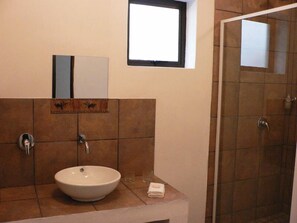 Dobbeltværelse | Badeværelse | Bruser, gratis toiletartikler, hårtørrer, badekåber