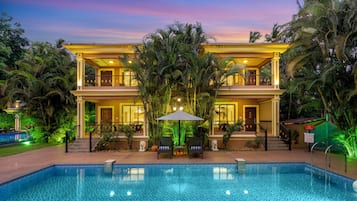 3 outdoor pools, open 8:00 AM to 7:00 PM, pool loungers