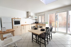 Apartment, Ensuite, Courtyard View | Private kitchen