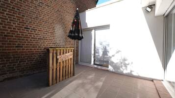 Huoneisto, kylpyhuone makuuhuoneen yhteydessä, näköala pihalle | Ulkopuoli