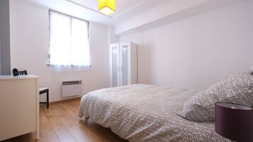 Huoneisto, kylpyhuone makuuhuoneen yhteydessä, näköala pihalle