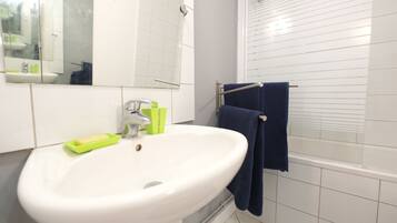 Huoneisto, kylpyhuone makuuhuoneen yhteydessä, näköala pihalle | Kylpyhuone