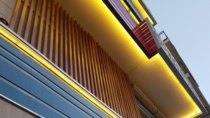 Un bâtiment moderne sur lequel on peut lire l’inscription « Murella Living ».