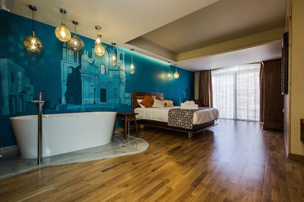 Deluxe Double Room | Peralatan tempat tidur premium, seterika/papan seterika