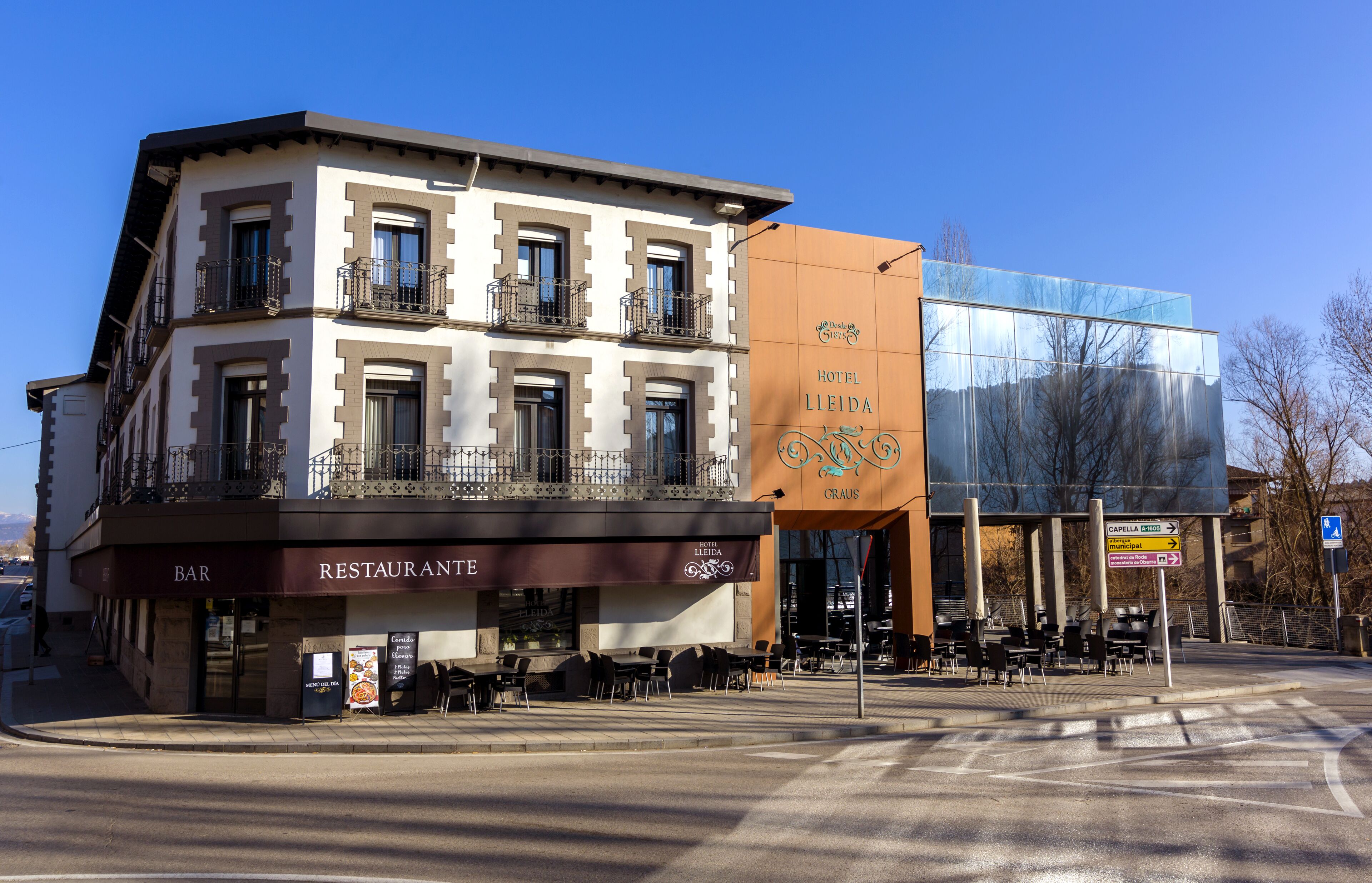 A building with a restaurant on the ground floor and a hotel on the upper floors.