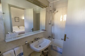 Free toiletries, hair dryer, bidet - Hospedium Hotel Lleida (Graus)