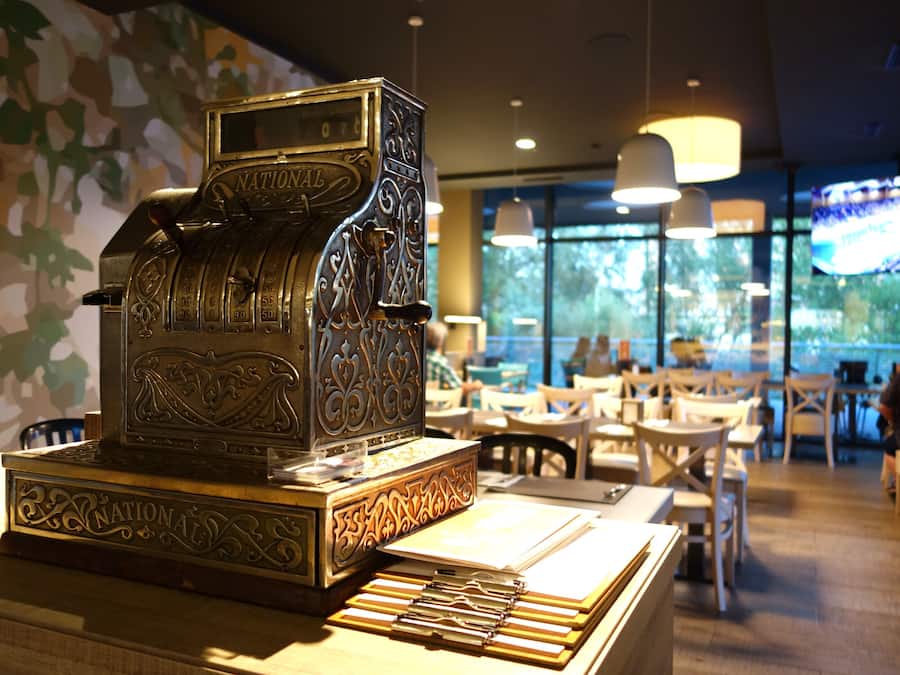 Melayani makan siang dan makan malam