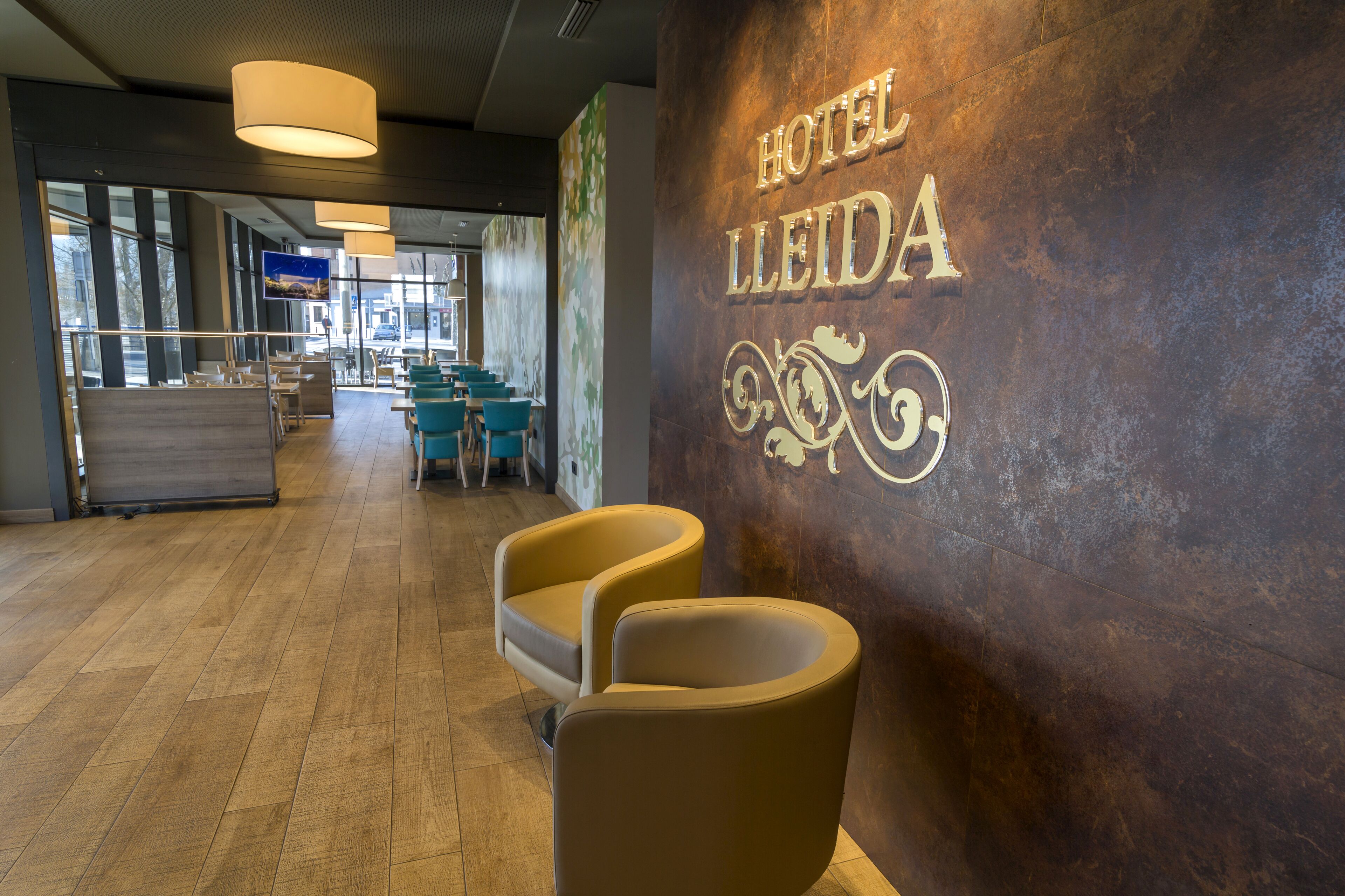 ランチ、ディナーに営業