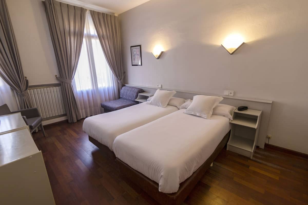 Een kluis op de kamer, verduisterende gordijnen, babybedden, gratis wifi