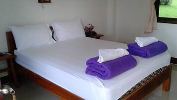 Standard Air Con | Desk, rollaway beds, free WiFi
