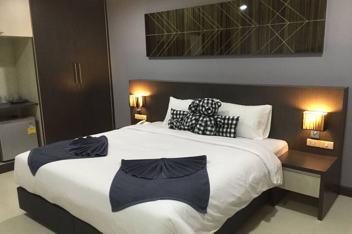 deluxe double room | desk, rollaway beds, free wifi