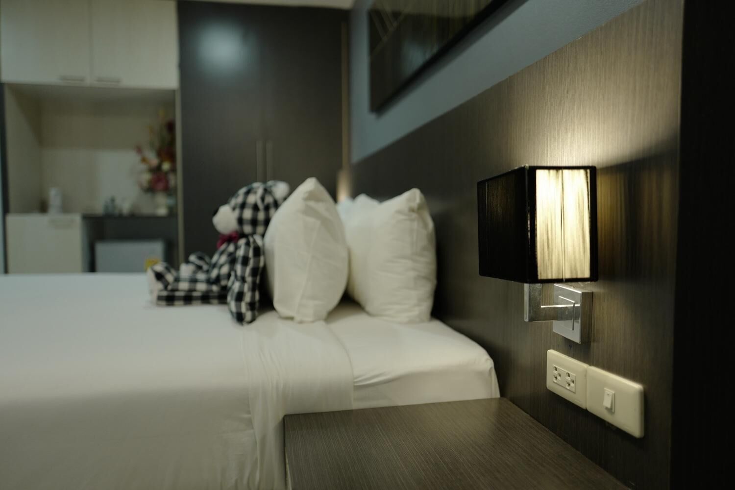 desk, rollaway beds, free wifi