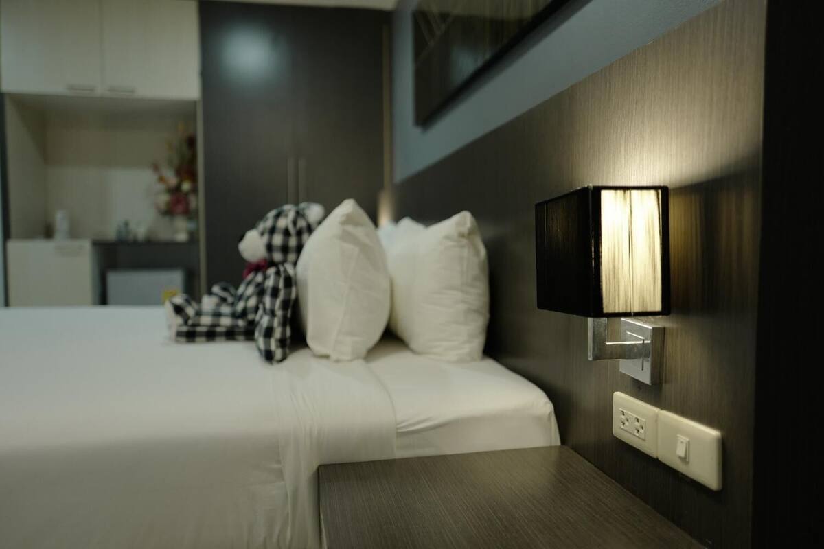 desk, rollaway beds, free wifi