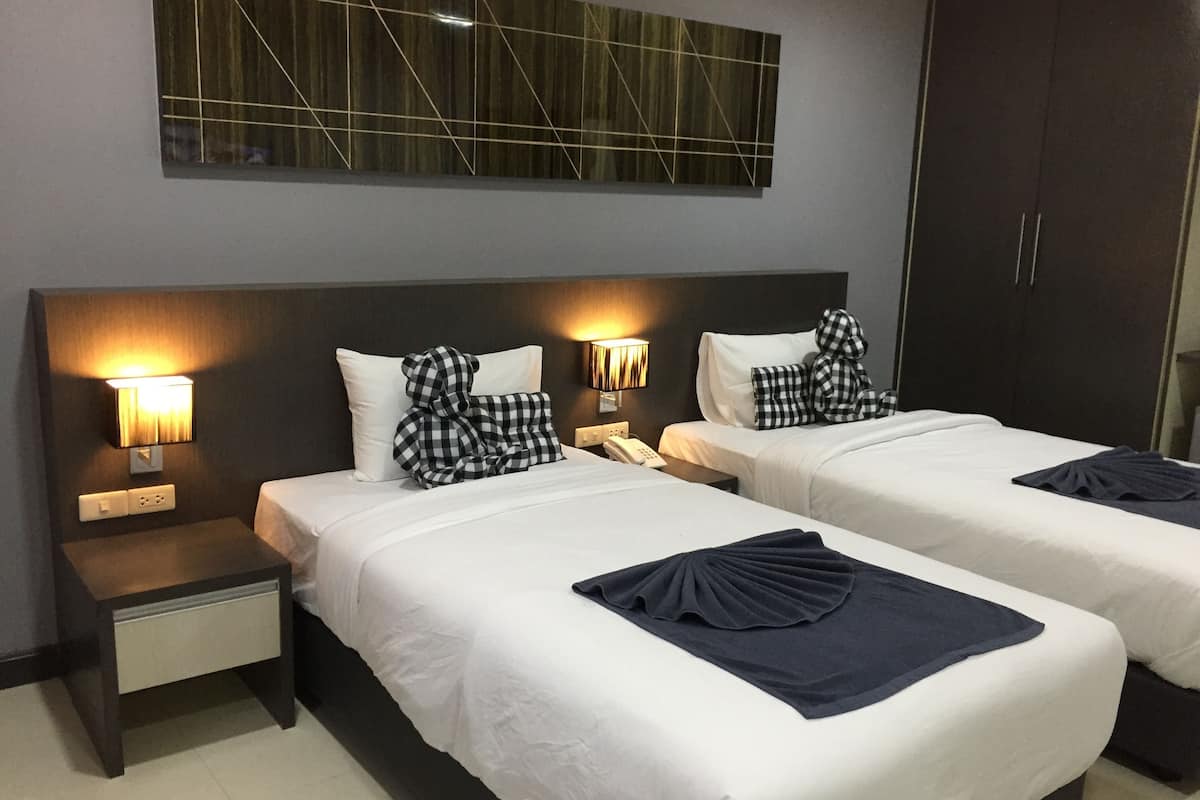 deluxe twin room | desk, rollaway beds, free wifi