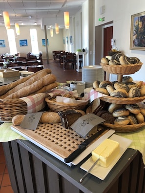 Café da manhã com buffet todos os dias mediante uma taxa