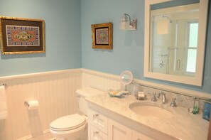 Artist Room | Baño | Amenidades de baño de diseñador, secadora de cabello, batas, toallas
