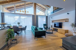 Premium Penthouse, 4 Bedrooms | Living room