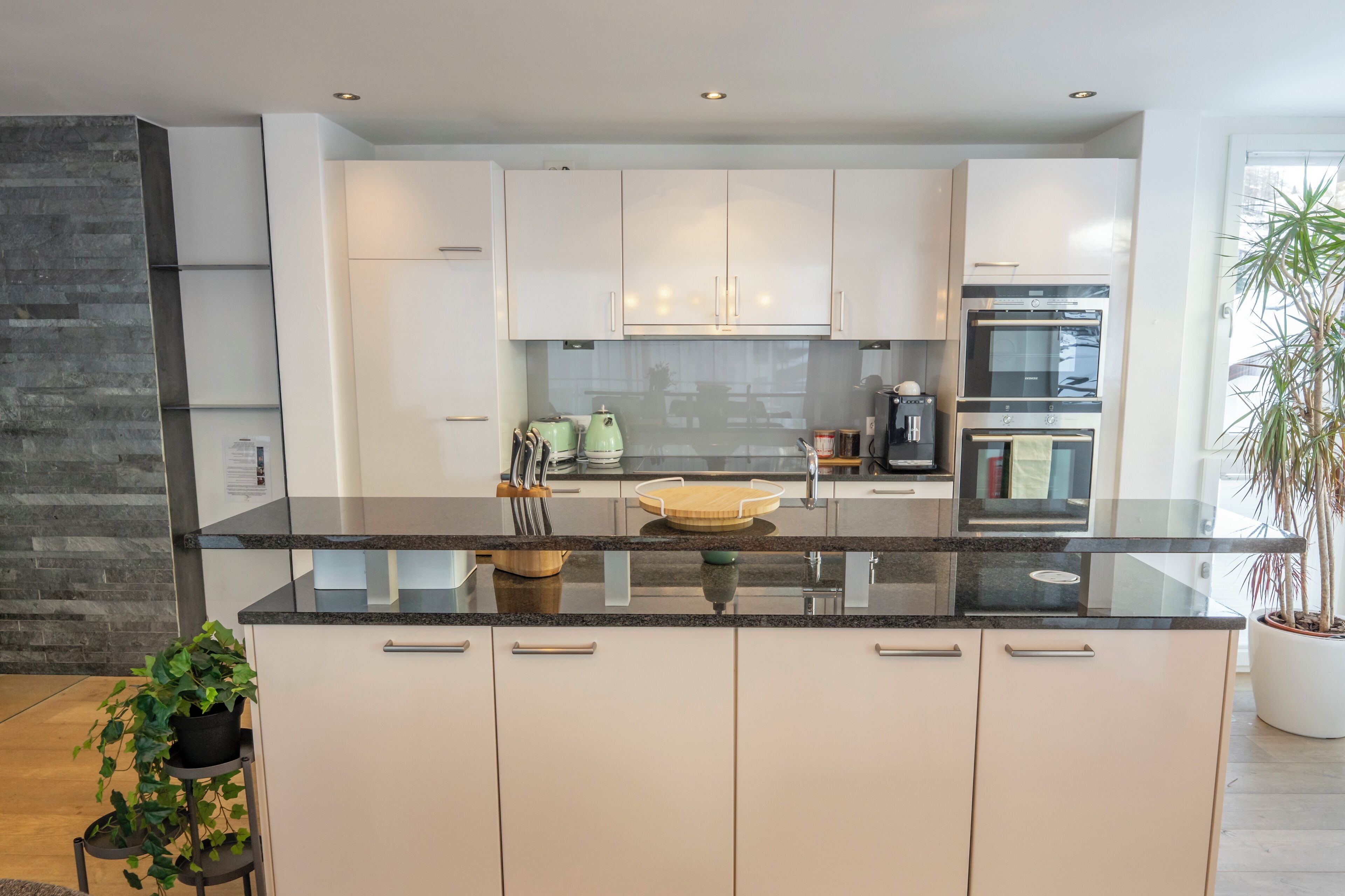 Exclusive-Apartment, 3 Schlafzimmer | Eigene Küche | Großer Kühlschrank, Mikrowelle, Ofen, Herdplatte