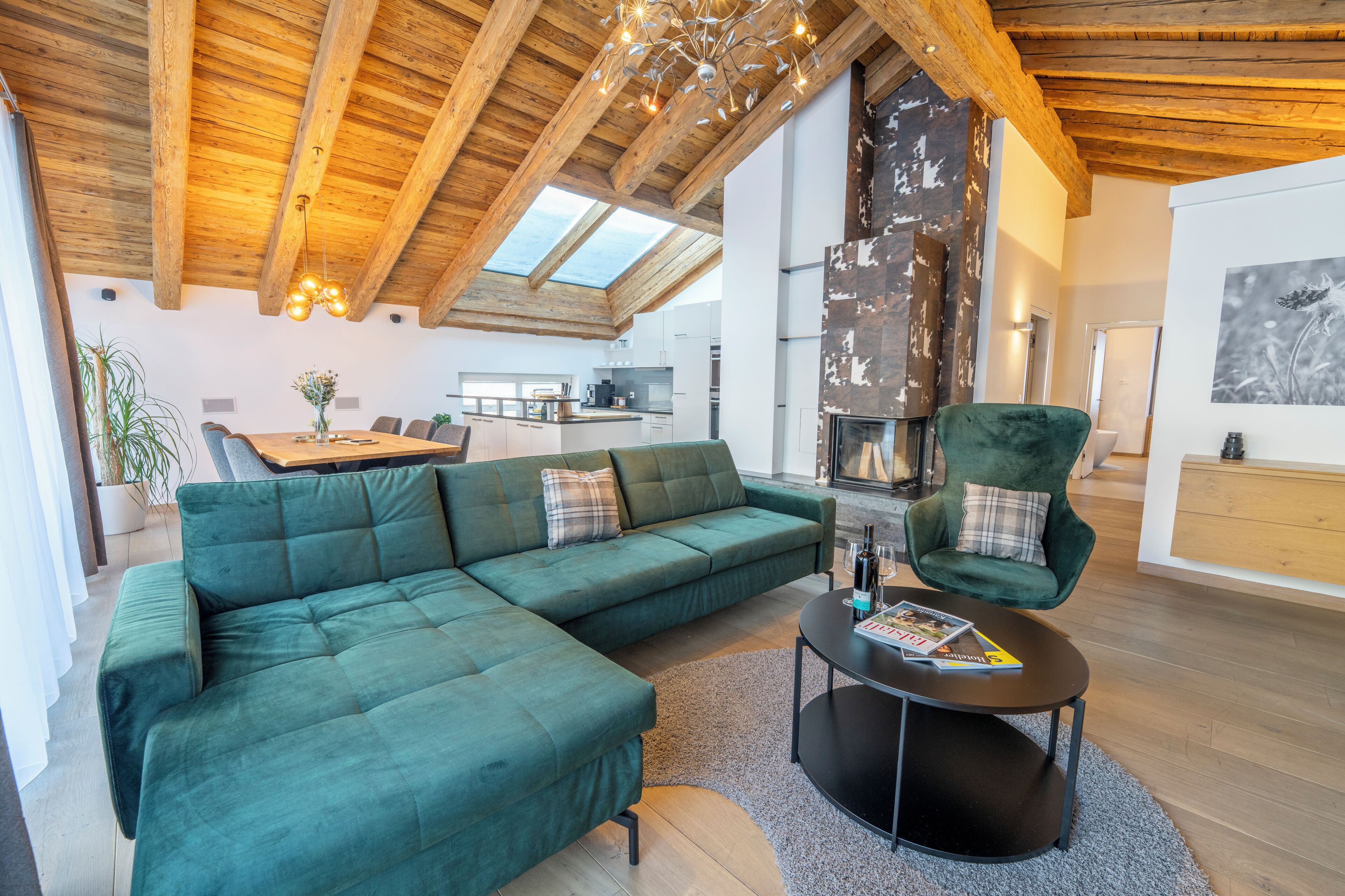 Penthouse, 3 Schlafzimmer | Wohnbereich | 110-cm-Flachbildfernseher mit Kabelempfang, Fernseher, Kamin