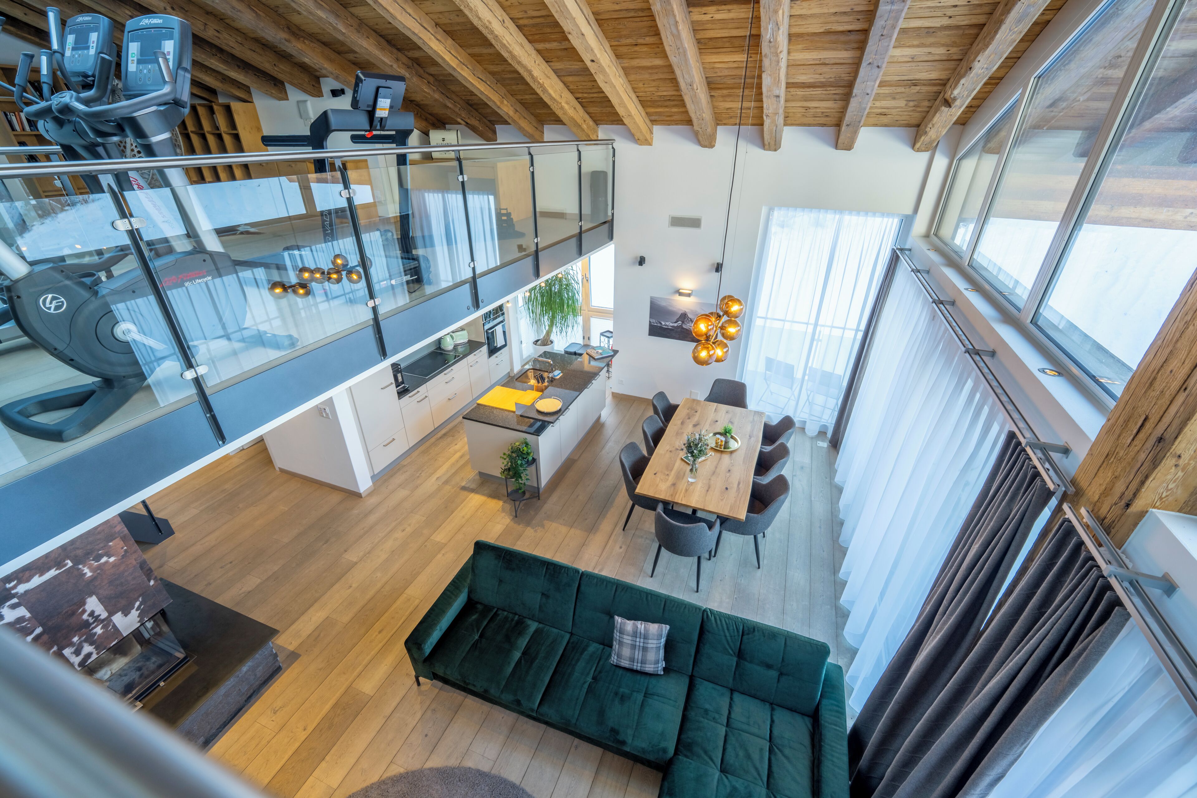 Cobertura premium, 4 quartos | Sala de estar | TV de tela plana 110 cm com canais a cabo, TV, lareira